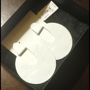 NWT Kendra Scott metal art white earrings g…